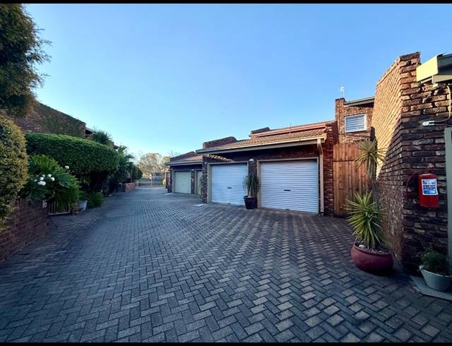 3 BEDROOM TOWNHOUSE FOR SALE IN FLORA GARDENS